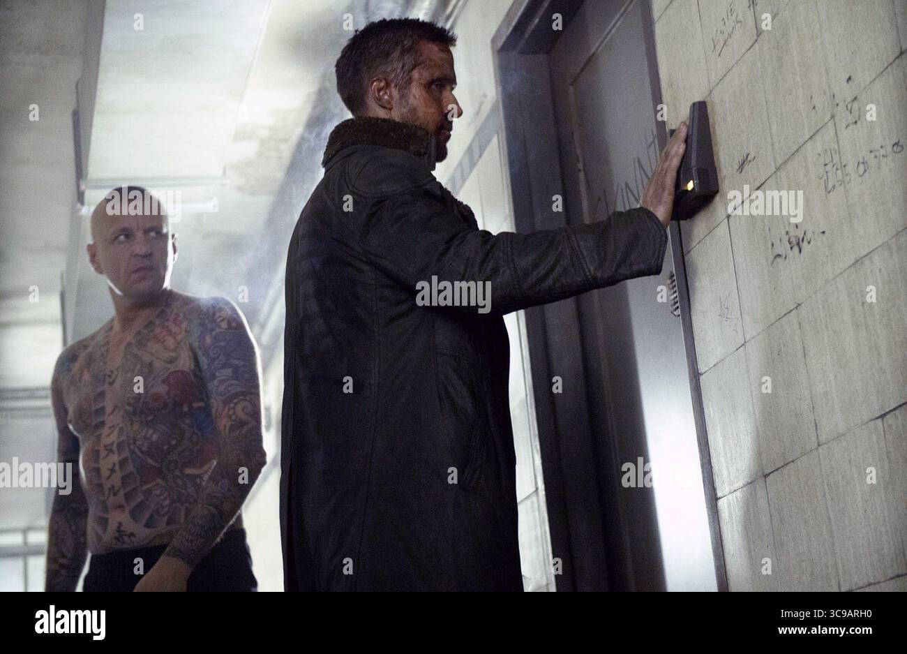 Blade Runner 2049 è un film di fantascienza neo-noir del 2017 diretto da Denis Villeneuve, tratto da una sceneggiatura di Hampton Fancher e Michael Green, basato su una storia di Fancher. Sequel di Blade Runner (1982), il film vede protagonisti Ryan Gosling e Harrison Ford, con Ana de Armas, Sylvia Hoeks, Robin Wright, Mackenzie Davis, Dave Bautista, e Jared Leto nei ruoli di supporto. Ford e Edward James Olmos riprendono i loro ruoli dal film precedente, rispettivamente come Rick Deckard e Gaff. Foto Stock