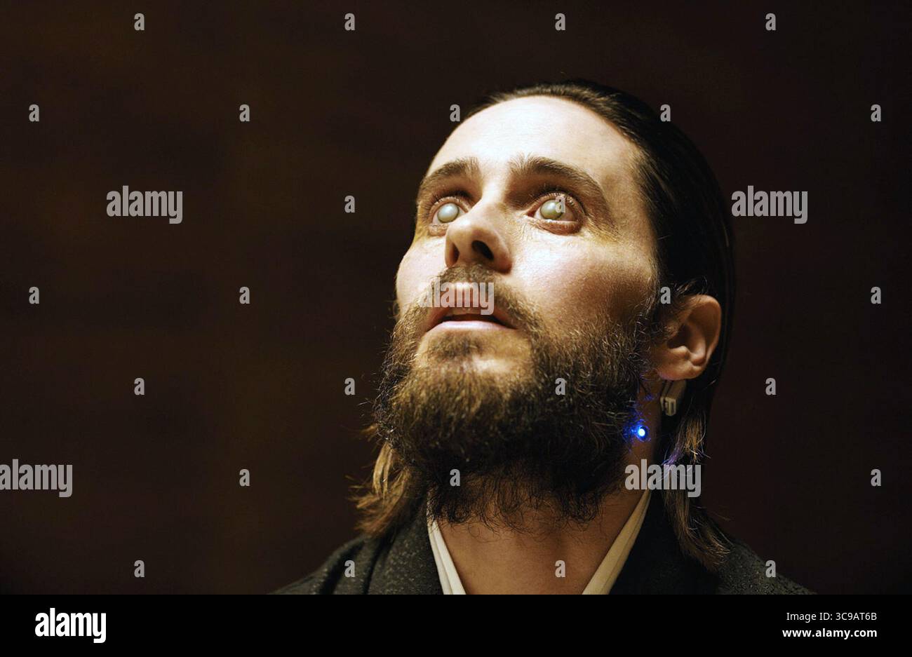 Blade Runner 2049 è un film di fantascienza neo-noir del 2017 diretto da Denis Villeneuve, tratto da una sceneggiatura di Hampton Fancher e Michael Green, basato su una storia di Fancher. Sequel di Blade Runner (1982), il film vede protagonisti Ryan Gosling e Harrison Ford, con Ana de Armas, Sylvia Hoeks, Robin Wright, Mackenzie Davis, Dave Bautista, e Jared Leto nei ruoli di supporto. Ford e Edward James Olmos riprendono i loro ruoli dal film precedente, rispettivamente come Rick Deckard e Gaff. Foto Stock