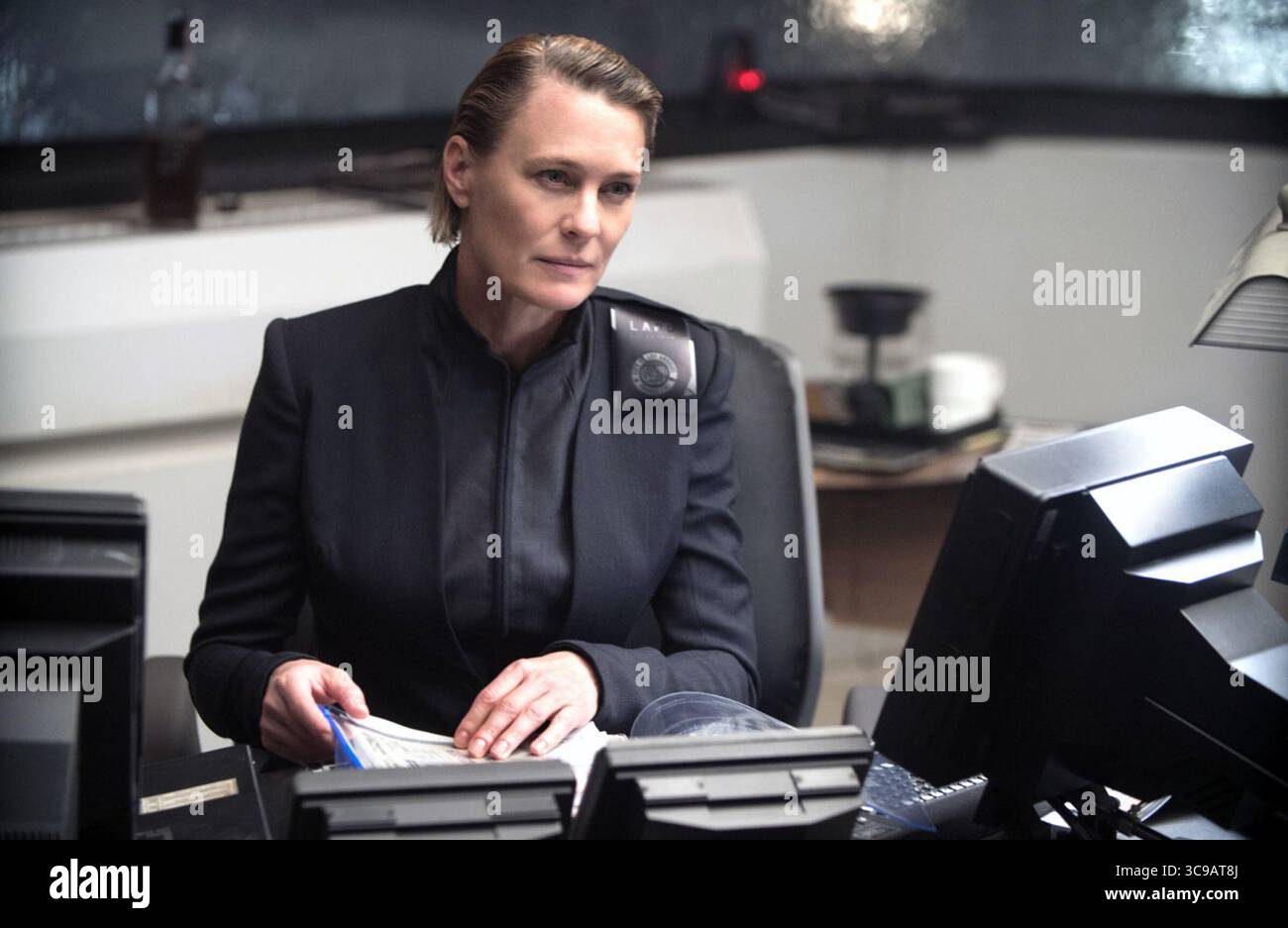 Blade Runner 2049 è un film di fantascienza neo-noir del 2017 diretto da Denis Villeneuve, tratto da una sceneggiatura di Hampton Fancher e Michael Green, basato su una storia di Fancher. Sequel di Blade Runner (1982), il film vede protagonisti Ryan Gosling e Harrison Ford, con Ana de Armas, Sylvia Hoeks, Robin Wright, Mackenzie Davis, Dave Bautista, e Jared Leto nei ruoli di supporto. Ford e Edward James Olmos riprendono i loro ruoli dal film precedente, rispettivamente come Rick Deckard e Gaff. Foto Stock