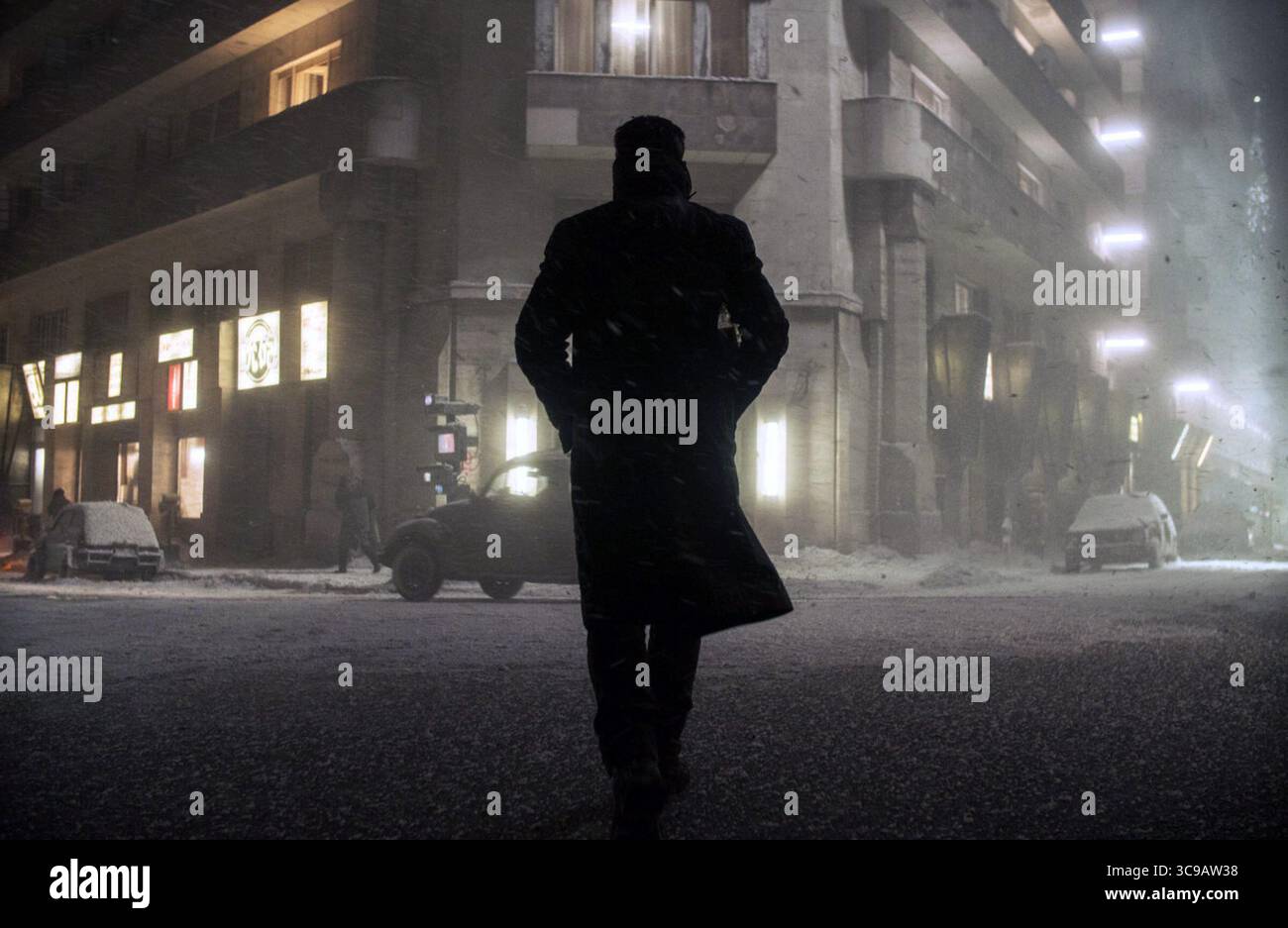 Blade Runner 2049 è un film di fantascienza neo-noir del 2017 diretto da Denis Villeneuve, tratto da una sceneggiatura di Hampton Fancher e Michael Green, basato su una storia di Fancher. Sequel di Blade Runner (1982), il film vede protagonisti Ryan Gosling e Harrison Ford, con Ana de Armas, Sylvia Hoeks, Robin Wright, Mackenzie Davis, Dave Bautista, e Jared Leto nei ruoli di supporto. Ford e Edward James Olmos riprendono i loro ruoli dal film precedente, rispettivamente come Rick Deckard e Gaff. Foto Stock