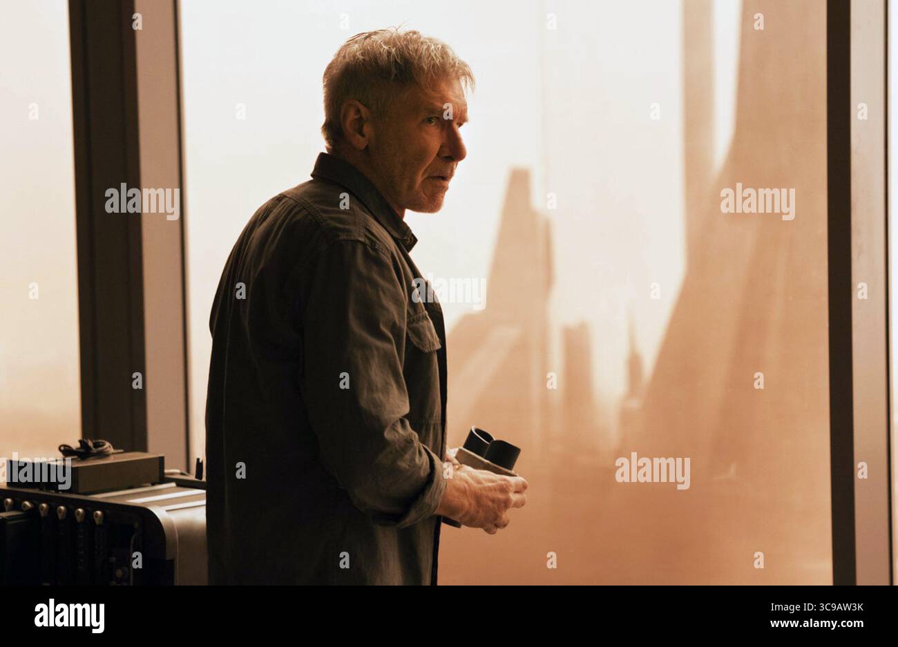 Blade Runner 2049 è un film di fantascienza neo-noir del 2017 diretto da Denis Villeneuve, tratto da una sceneggiatura di Hampton Fancher e Michael Green, basato su una storia di Fancher. Sequel di Blade Runner (1982), il film vede protagonisti Ryan Gosling e Harrison Ford, con Ana de Armas, Sylvia Hoeks, Robin Wright, Mackenzie Davis, Dave Bautista, e Jared Leto nei ruoli di supporto. Ford e Edward James Olmos riprendono i loro ruoli dal film precedente, rispettivamente come Rick Deckard e Gaff. Foto Stock