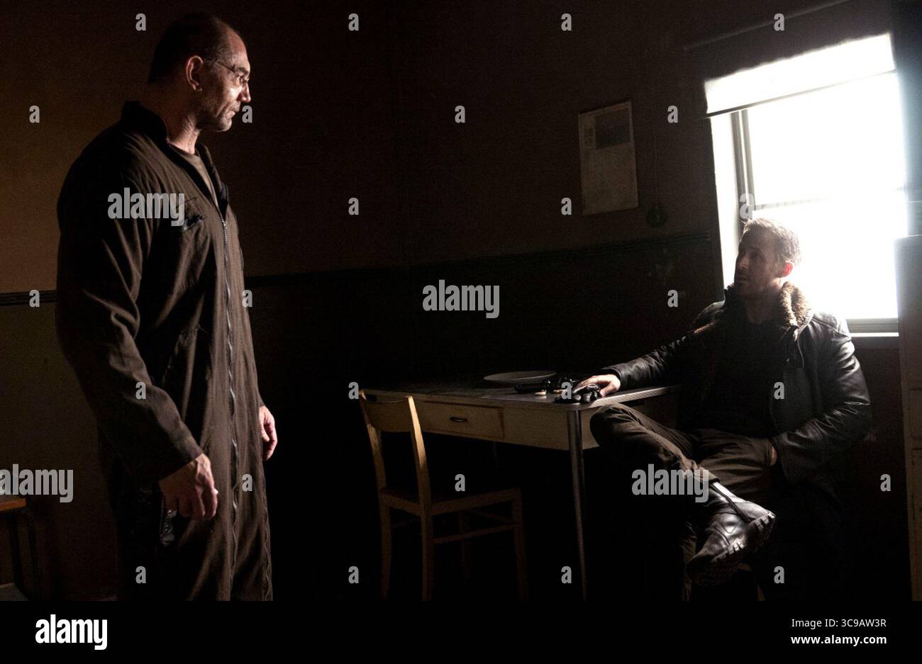 Blade Runner 2049 è un film di fantascienza neo-noir del 2017 diretto da Denis Villeneuve, tratto da una sceneggiatura di Hampton Fancher e Michael Green, basato su una storia di Fancher. Sequel di Blade Runner (1982), il film vede protagonisti Ryan Gosling e Harrison Ford, con Ana de Armas, Sylvia Hoeks, Robin Wright, Mackenzie Davis, Dave Bautista, e Jared Leto nei ruoli di supporto. Ford e Edward James Olmos riprendono i loro ruoli dal film precedente, rispettivamente come Rick Deckard e Gaff. Foto Stock