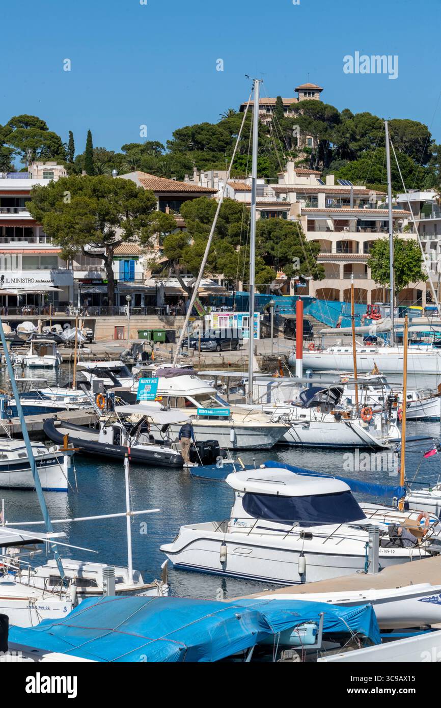 Der Hafen von Cala Ratjada an der Ostküste Mallorcas. über allem thront die Villa March. Foto Stock