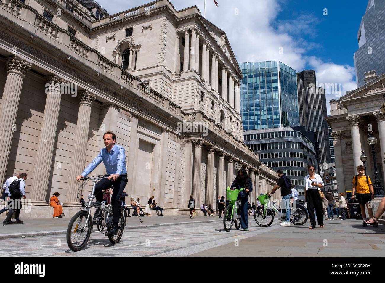 Persone che passano la Bank of England nella City di Londra il 5 agosto 2025 a Londra, Regno Unito. La Banca d'Inghilterra è la banca centrale del Regno Unito ed è responsabile della fissazione dei tassi di interesse. La City of London è un quartiere che contiene il principale quartiere finanziario di Londra. La City of London è ampiamente indicata semplicemente come la City è anche conosciuta colloquialmente come The Square Mile. Foto Stock