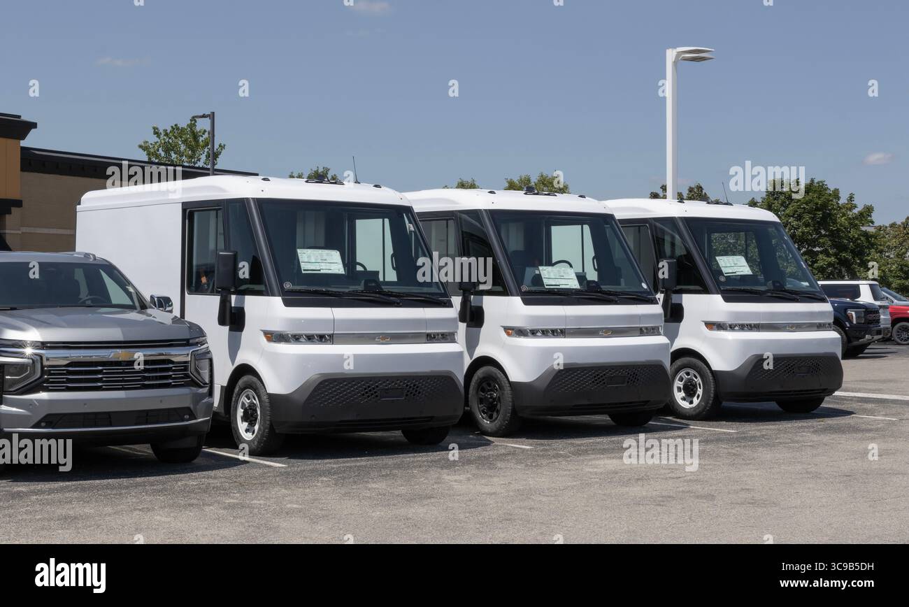 Plainfield - 3 agosto 2025: Display Chevrolet BrightDrop 400 e 600 per furgoni elettrici. Chevy offre il BrightDrop nei modelli FWD e AWD. IL MIO: 202 Foto Stock