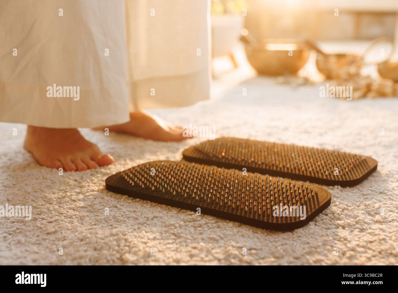 Tavola Sadhu per stare in piedi sulle unghie per praticare consapevolezza, salute del piede, sollievo dal dolore e benessere olistico a casa Foto Stock