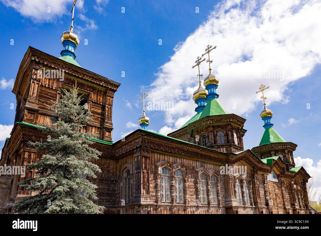 Chiesa di legno. Cattedrale della Santissima Trinità nella città di Karakol, Kirghizistan. Chiesa in legno, architettura. Diocesi del Kirghizistan della Chiesa ortodossa russa Foto Stock