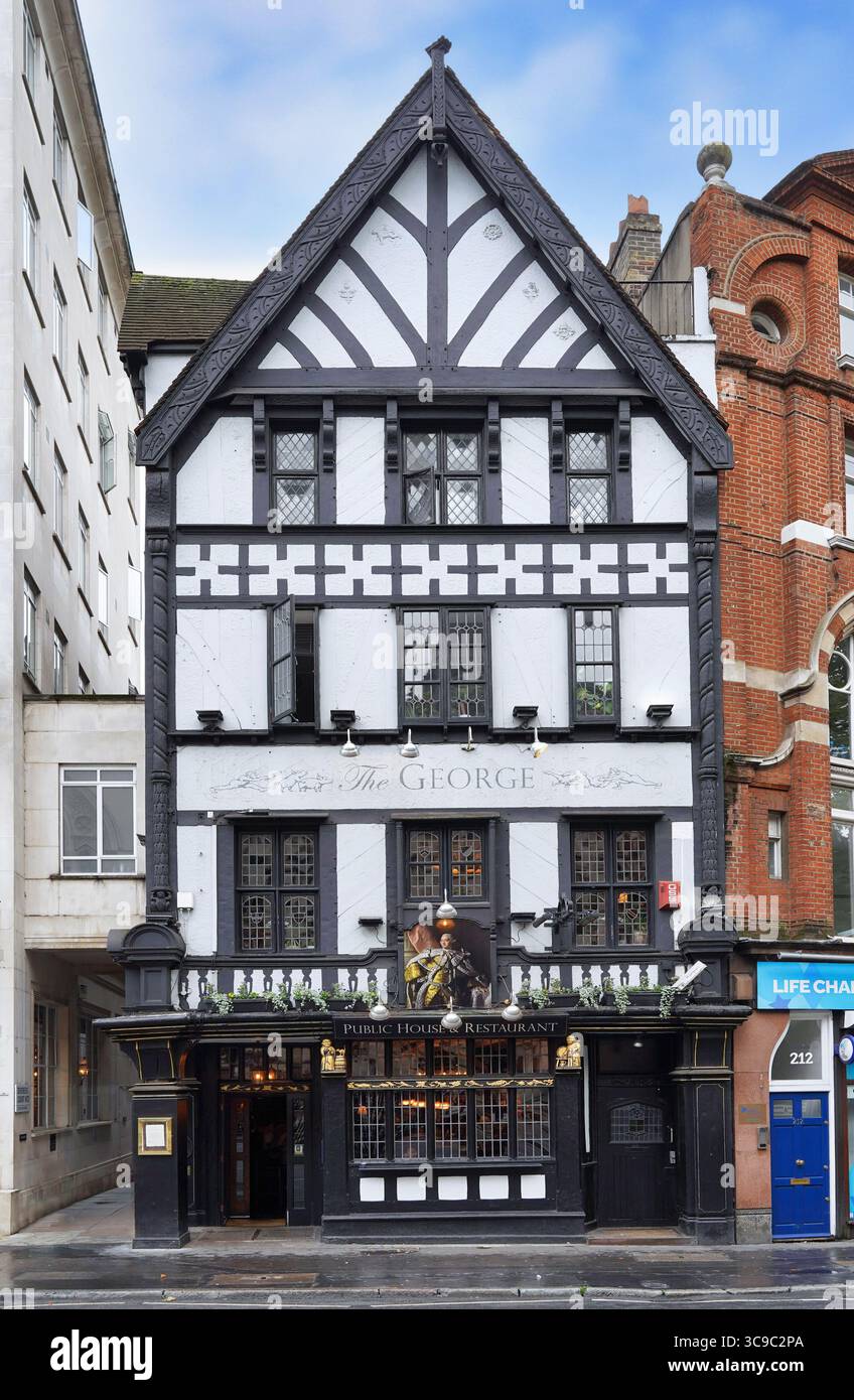 Londra, Regno Unito - 22 settembre 2024: Un pub storico nello Strand di fronte alla Royal Courts, fondato nel 1723 Foto Stock