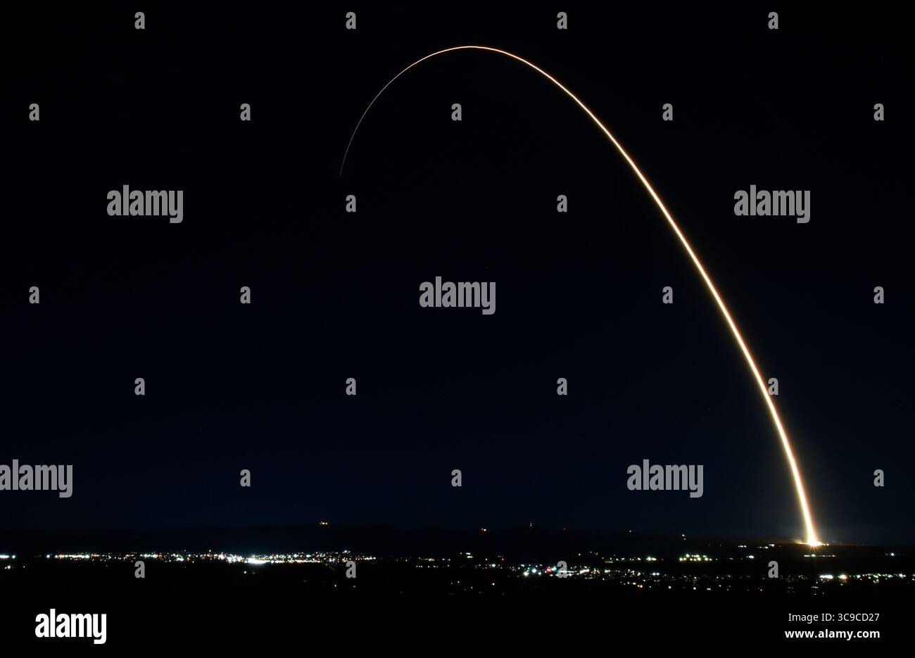 10 novembre 2022, Vandenberg SFB, California, Stati Uniti: Il lancio finale di un razzo Atlas 5 dalla California decollò all'inizio del giovedì a sud-ovest di Lompoc CA/UAS con il satellite meteorologico NOAA JPSS 2 e il LOFTID Re-entry Tech demo Experiment per la NASA. Il razzo Atlas 5 è stato lanciato alle 1:49 del mattino PST di giovedì dalla Vandenberg Space Force base. United Launch Alliance ha altri 19 Atlas 5 in programma per il lancio dalla Florida prima del ritiro del razzo. (Immagine di credito: © Gene Blevins/ZUMA Press Wire) Foto Stock