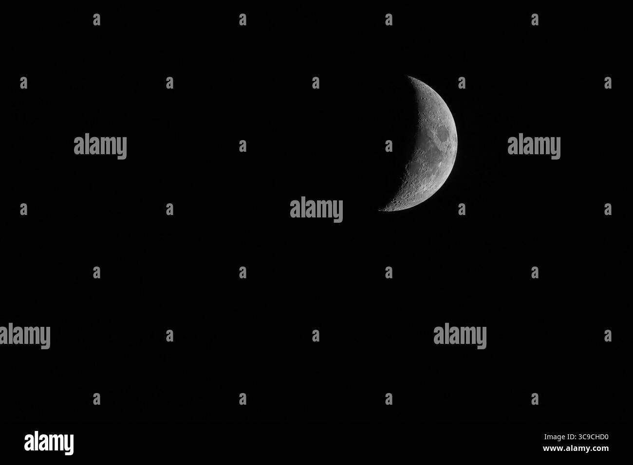 Bella mezzaluna mistica sullo sfondo del cielo notturno. Foto Stock
