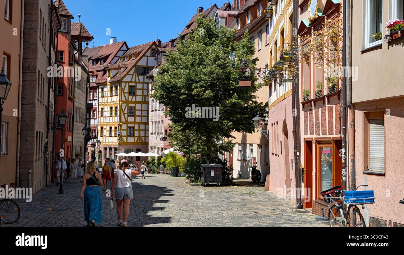 Weißgerbergasse è facilmente una delle strade più affascinanti di Norimberga, con le sue colorate case in legno Foto Stock Weißgerbergasse è facilmente una delle strade più affascinanti di Norimberga, con le sue colorate case in legno Foto Stock