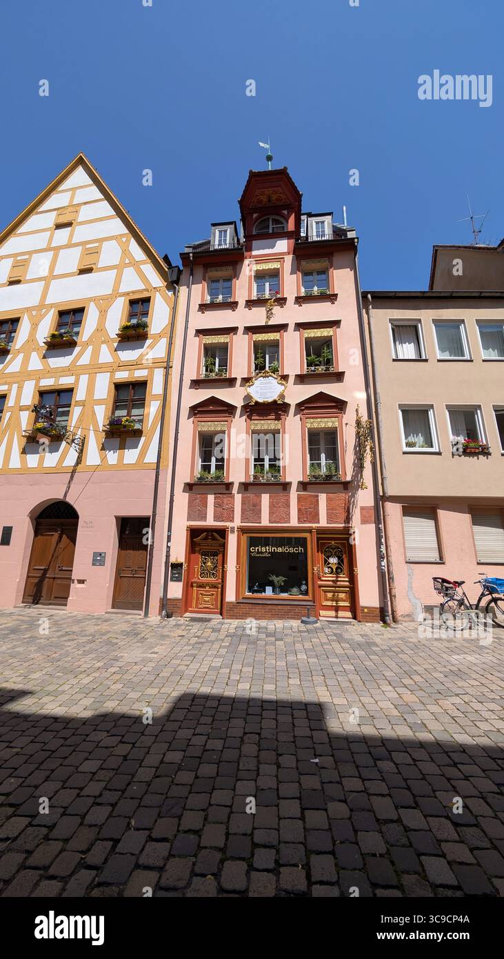 Weißgerbergasse è facilmente una delle strade più affascinanti di Norimberga, con le sue colorate case in legno Foto Stock Weißgerbergasse è facilmente una delle strade più affascinanti di Norimberga, con le sue colorate case in legno Foto Stock