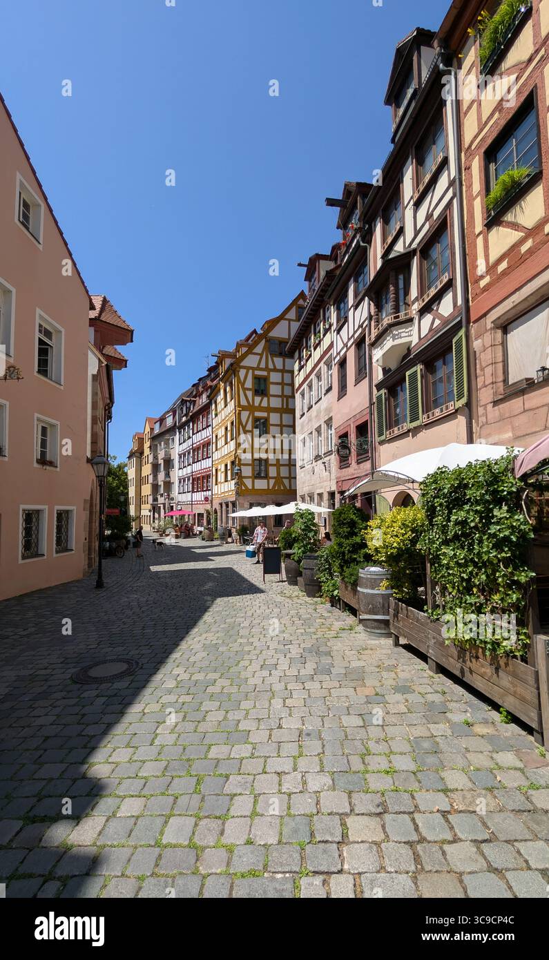 Weißgerbergasse è facilmente una delle strade più affascinanti di Norimberga, con le sue colorate case in legno Foto Stock Weißgerbergasse è facilmente una delle strade più affascinanti di Norimberga, con le sue colorate case in legno Foto Stock