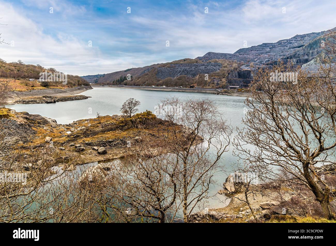 Vista sul lago Peris in Snowdonia, Galles in primavera Foto Stock