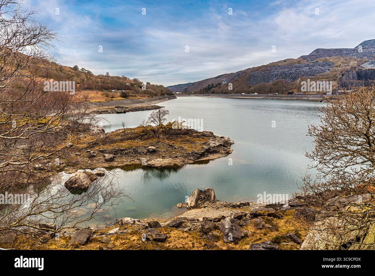 Una vista sul tranquillo e tranquillo lago Peris a Snowdonia, Galles, in primavera Foto Stock