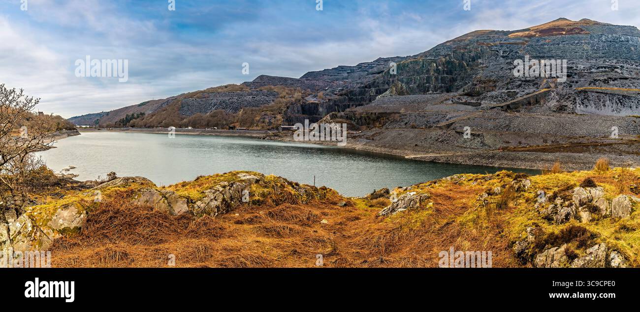 Una vista panoramica sul lago Peris in Snowdonia, Galles in primavera Foto Stock