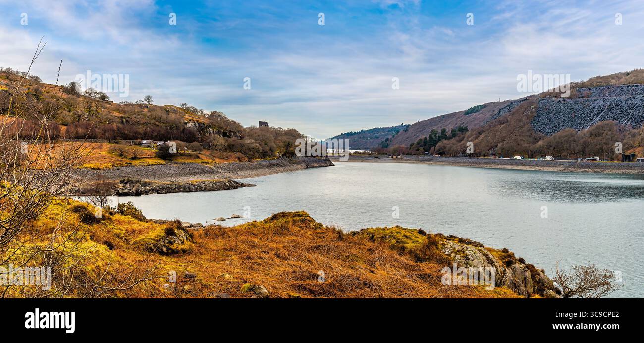 Una vista panoramica dalla riva del lago Peris in Snowdonia, Galles in primavera Foto Stock