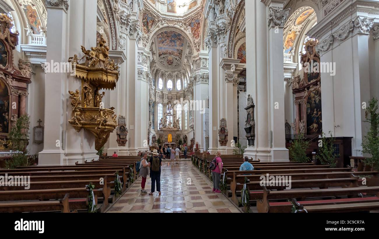 La cattedrale di Santo Stefano a Passau è una splendida pasticceria barocca con uno degli organi più grandi al mondo. Foto Stock
