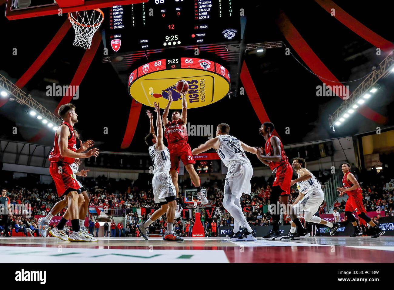 16 ottobre 2022, Varese, Varese, Italia: Giancarlo Ferrero #21 della pallacanestro Varese Openjobmetis in azione durante la LBA Lega Basket Una partita di regular season 2022/23 tra Openjobmetis Varese e Dolomiti energia Trentino all'Enerxenia Arena di Varese. Punteggio finale: Varese 91 - 94 Trentino (Credit Image: © Fabrizio Carabelli/SOPA Images via ZUMA Press Wire) Foto Stock