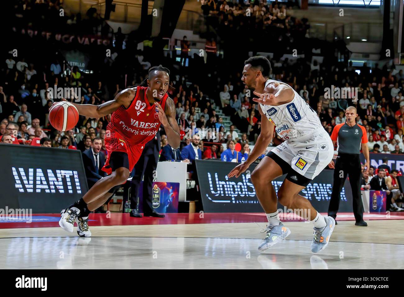 16 ottobre 2022, Varese, Varese, Italia: Jaron Johnson #92 della pallacanestro Varese Openjobmetis in azione durante la LBA Lega Basket Una partita di regular season 2022/23 tra Openjobmetis Varese e Dolomiti energia Trentino all'Enerxenia Arena di Varese. Punteggio finale: Varese 91 - 94 Trentino (Credit Image: © Fabrizio Carabelli/SOPA Images via ZUMA Press Wire) Foto Stock
