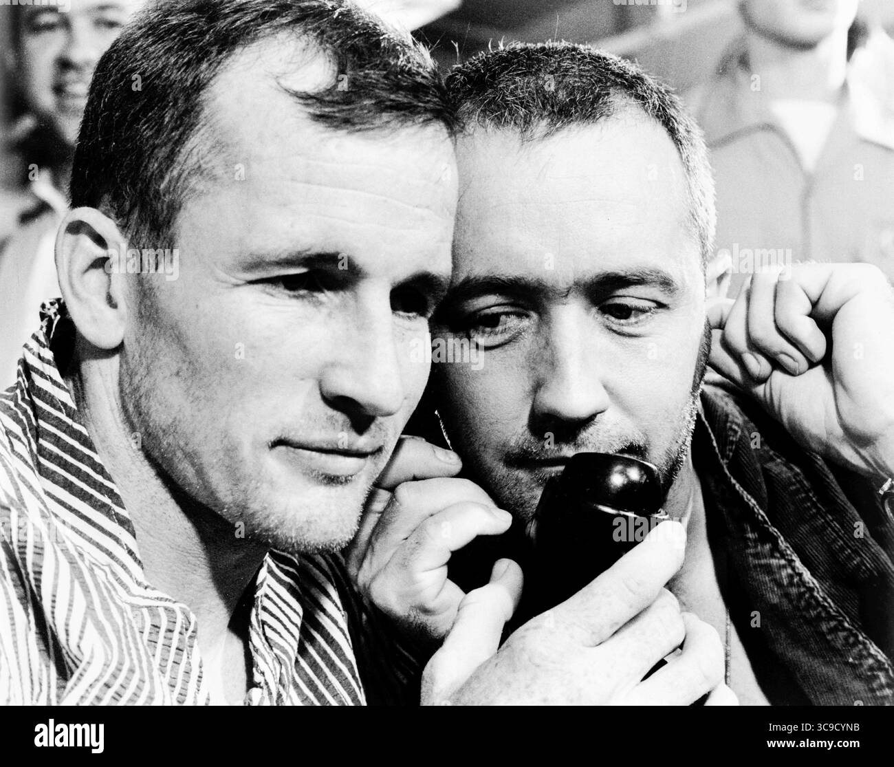 18 ottobre 2022, USS Wasp, FL, Stati Uniti: NASA Gemini-4 prime Crew, astronauti, ed White, Left, e James McDivitt ascoltano il presidente Lyndon B. Johnson congratularsi con loro per la loro missione di quattro giorni, a bordo della portaerei USS Wasp, 7 giugno 1965 al largo delle coste della Florida. McDivitt comandò la prima missione Gemini e comandò l'Apollo 9 durante il primo volo orbitale con equipaggio di un modulo lunare, morto il 15 ottobre 2022 all'età di 93 anni. (Immagine di credito: © NASA/Planet Pix via ZUMA Press Wire) Foto Stock 18 ottobre 2022, USS Wasp, FL, Stati Uniti: NASA Gemini-4 prime Crew, astronauti, ed White, Left, e James McDivitt ascoltano il presidente Lyndon B. Johnson congratularsi con loro per la loro missione di quattro giorni, a bordo della portaerei USS Wasp, 7 giugno 1965 al largo delle coste della Florida. McDivitt comandò la prima missione Gemini e comandò l'Apollo 9 durante il primo volo orbitale con equipaggio di un modulo lunare, morto il 15 ottobre 2022 all'età di 93 anni. (Immagine di credito: © NASA/Planet Pix via ZUMA Press Wire) Foto Stock