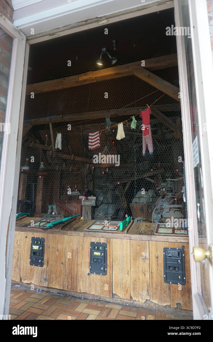 Vista interna di una vecchia mostra meccanica a gettoni dietro una recinzione metallica in una galleria di Old Sacramento, che mostra la nostalgica americana Foto Stock