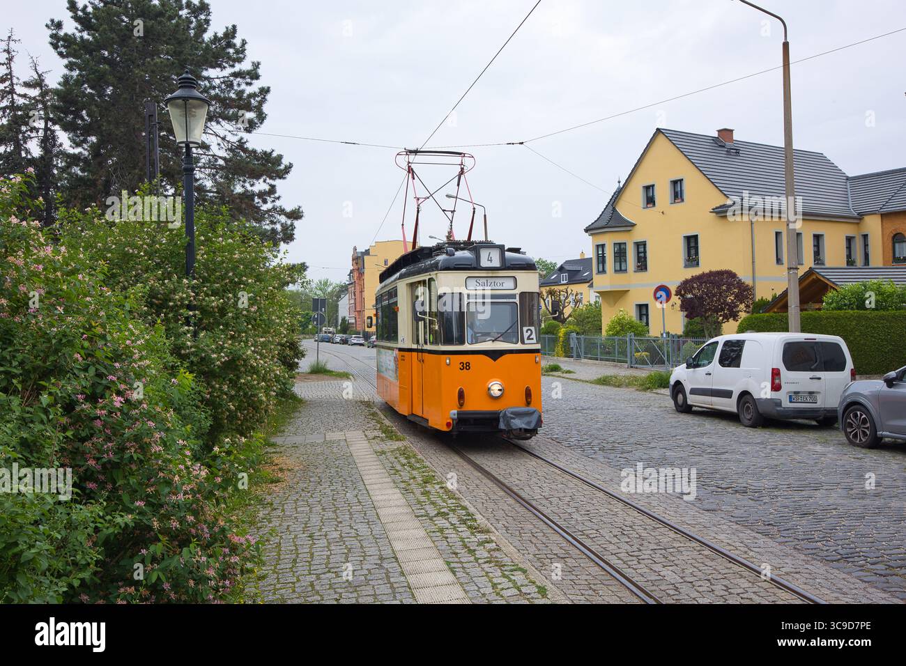 Germania, Sassonia-Anhalt, Naumburg - 3 maggio 2025: Il tram urbano più piccolo della Germania opera con veicoli d'epoca. Foto Stock