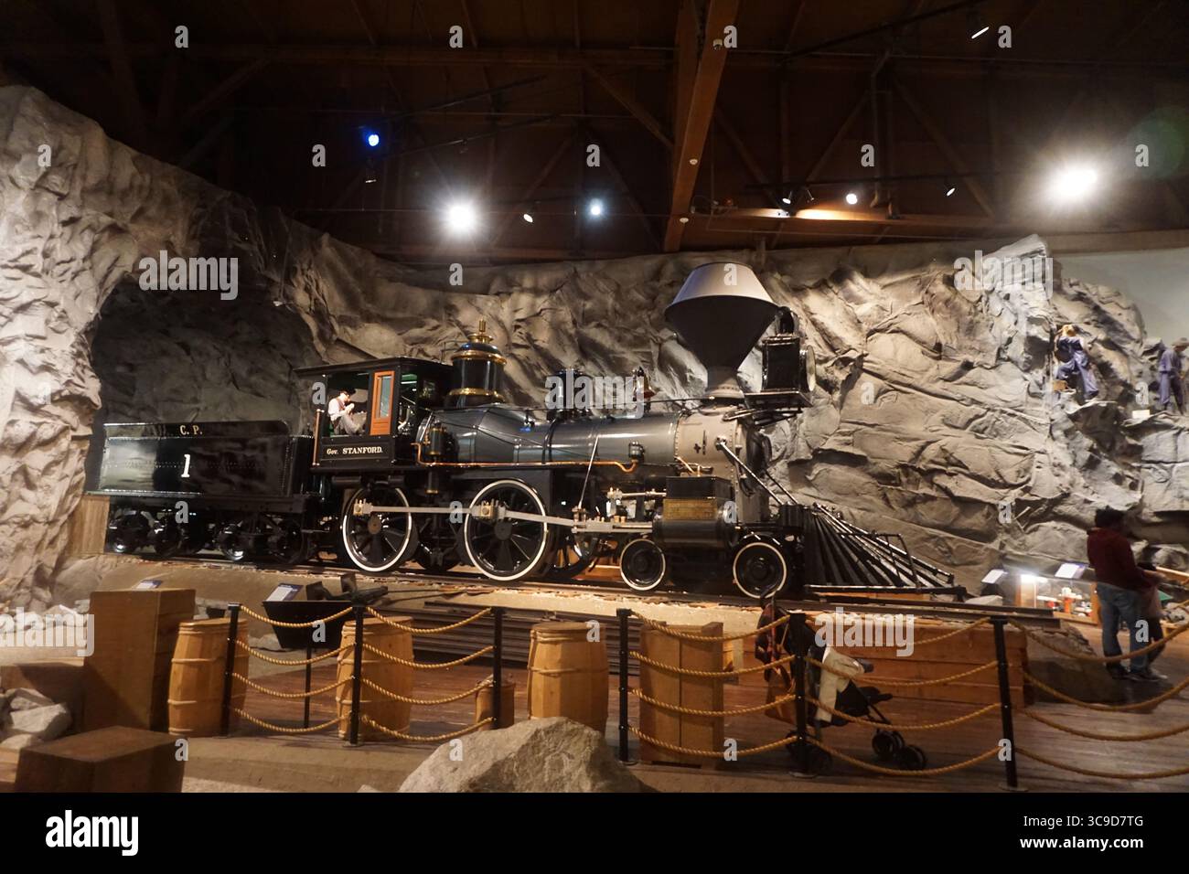 L'iconica locomotiva a vapore "Gov. Stanford" del Pacifico centrale n. 1 esposta in una spettacolare mostra che simula un tunnel di montagna durante la costruzione di Foto Stock L'iconica locomotiva a vapore "Gov. Stanford" del Pacifico centrale n. 1 esposta in una spettacolare mostra che simula un tunnel di montagna durante la costruzione di Foto Stock