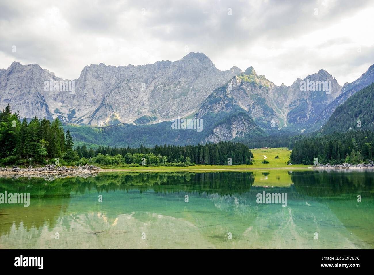 Lago di Fusine superiore, Italia Foto Stock