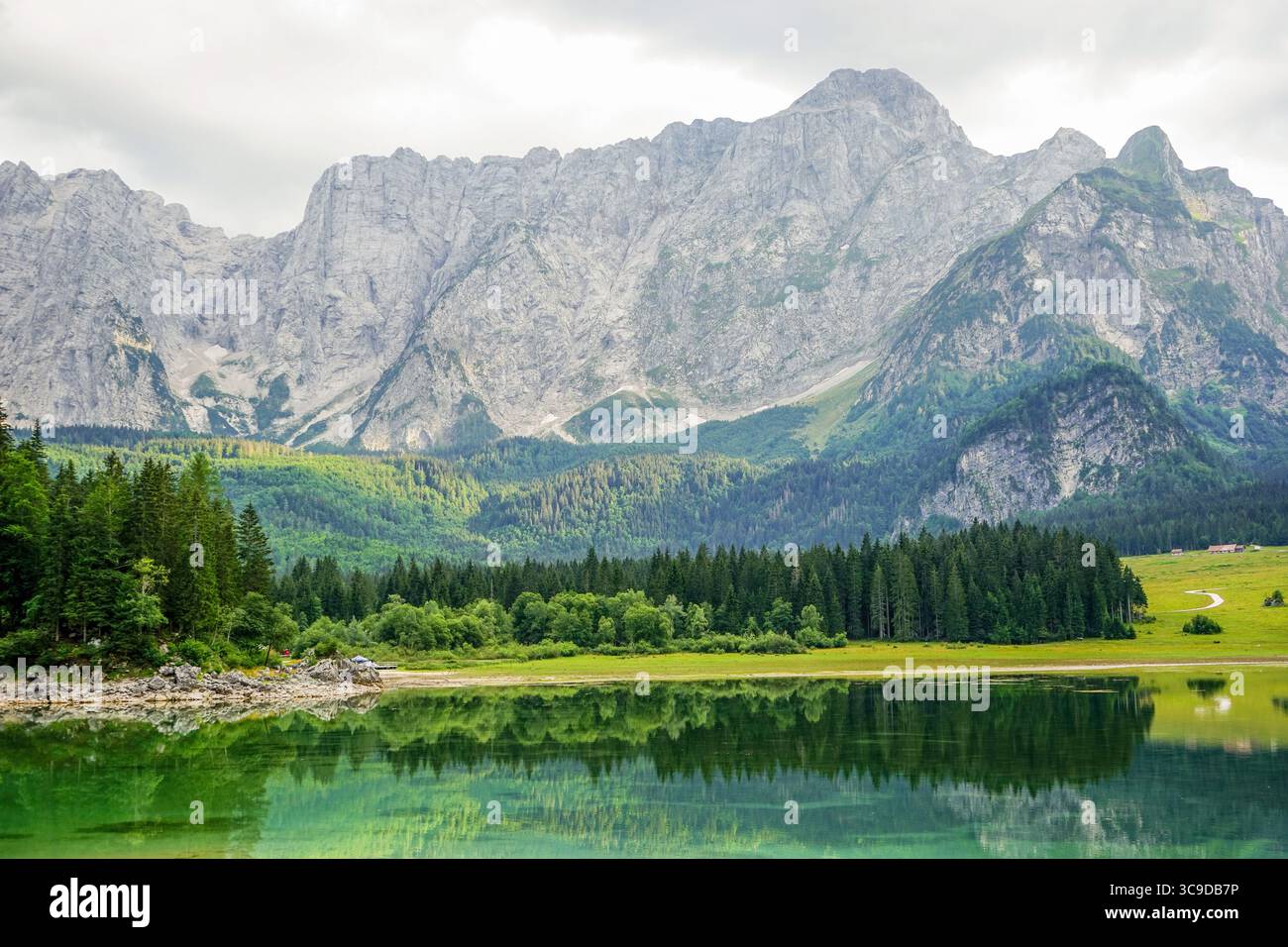 Lago di Fusine superiore, Italia Foto Stock