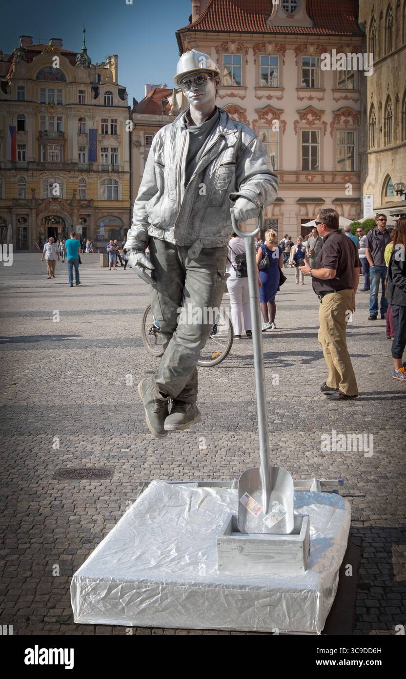 Cerca immagini, vettori e video praga ··· Un busker nella sezione della città Vecchia di Praga che sembra fare un atto di levitazione. REP. Ceca Foto Stock