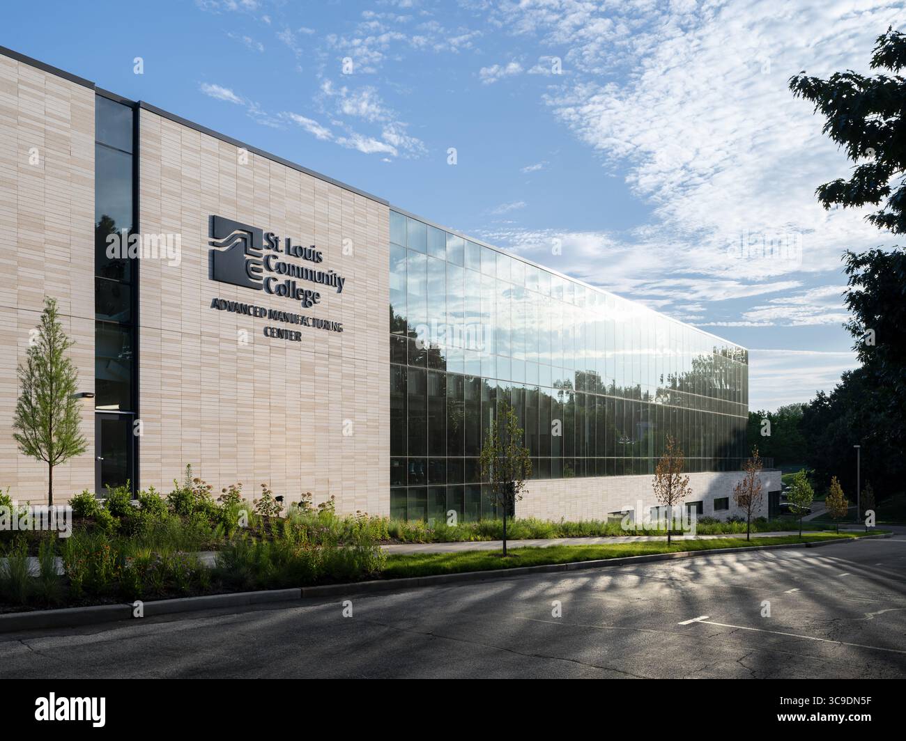 STLCC Florissant Valley Advanced Manufacturing Center, sede: Ferguson MO, architetto: JEMA, architetto paesaggista: DG2 Foto Stock
