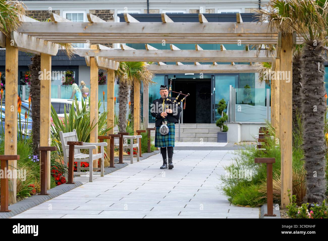 Un uomo che suona cornamuse al Brisbane House Hotel di Largs, North Ayrshire, Scozia, Regno Unito Foto Stock