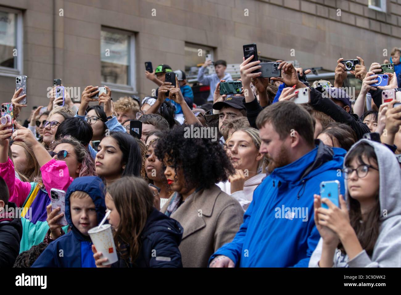 Glasgow, Scozia. 5 agosto 2025. Le riprese si svolgono nel centro di Glasgow per il prossimo film Spider-Man 4, con scene girate sul posto a causa delle somiglianze architettoniche della città con New York. La produzione ha attirato grandi folle, con i fan che sperano di vedere la star Tom Holland durante le riprese. Crediti: Jacob Hughes/Alamy Live News Foto Stock