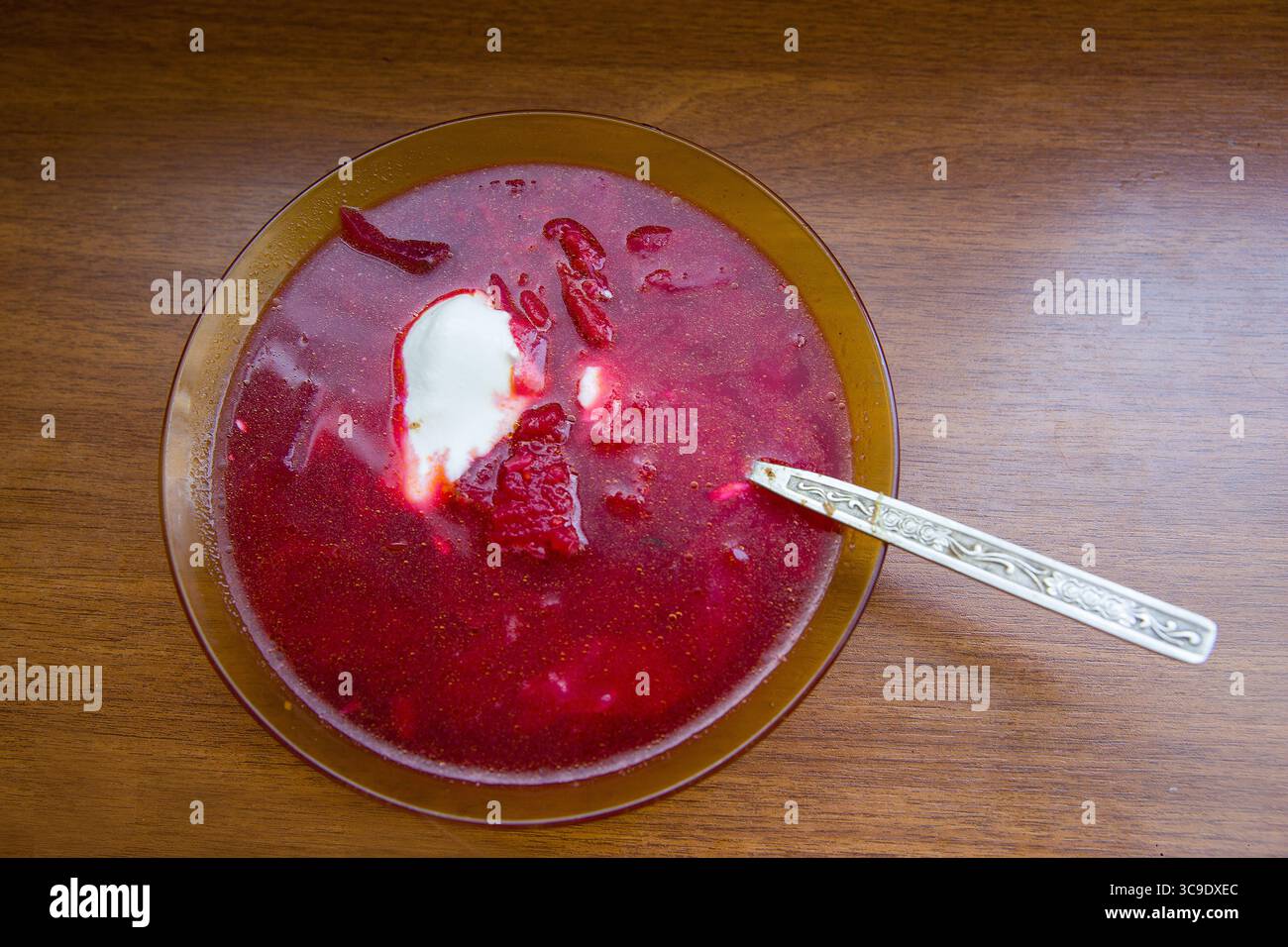 BORSCH VEGETALE CON UOVO AGGIUNTO LA BASE DEL SAPORE DI BORSCH SONO LE BARBABIETOLE E I POMODORI. IN piatto la panna acida viene spesso aggiunta - cultura e cibo ucraino (c Foto Stock