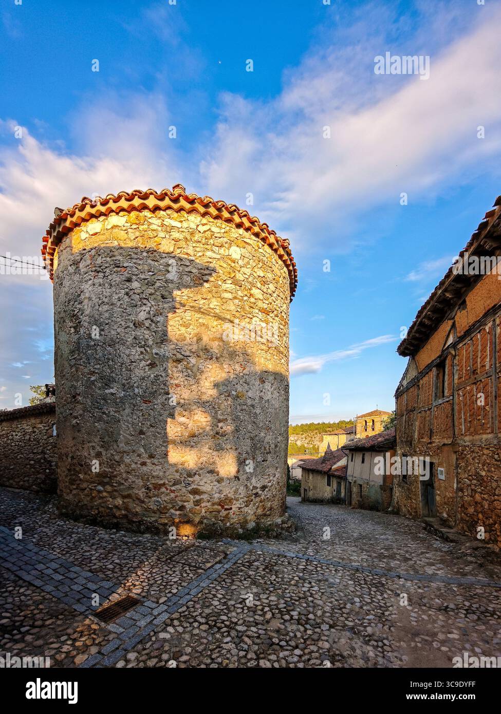 Esplora la colombaia cilindrica in pietra a Calatañazor, Soria, ora adibita a ristorante tra affascinanti strade e storia. Foto Stock