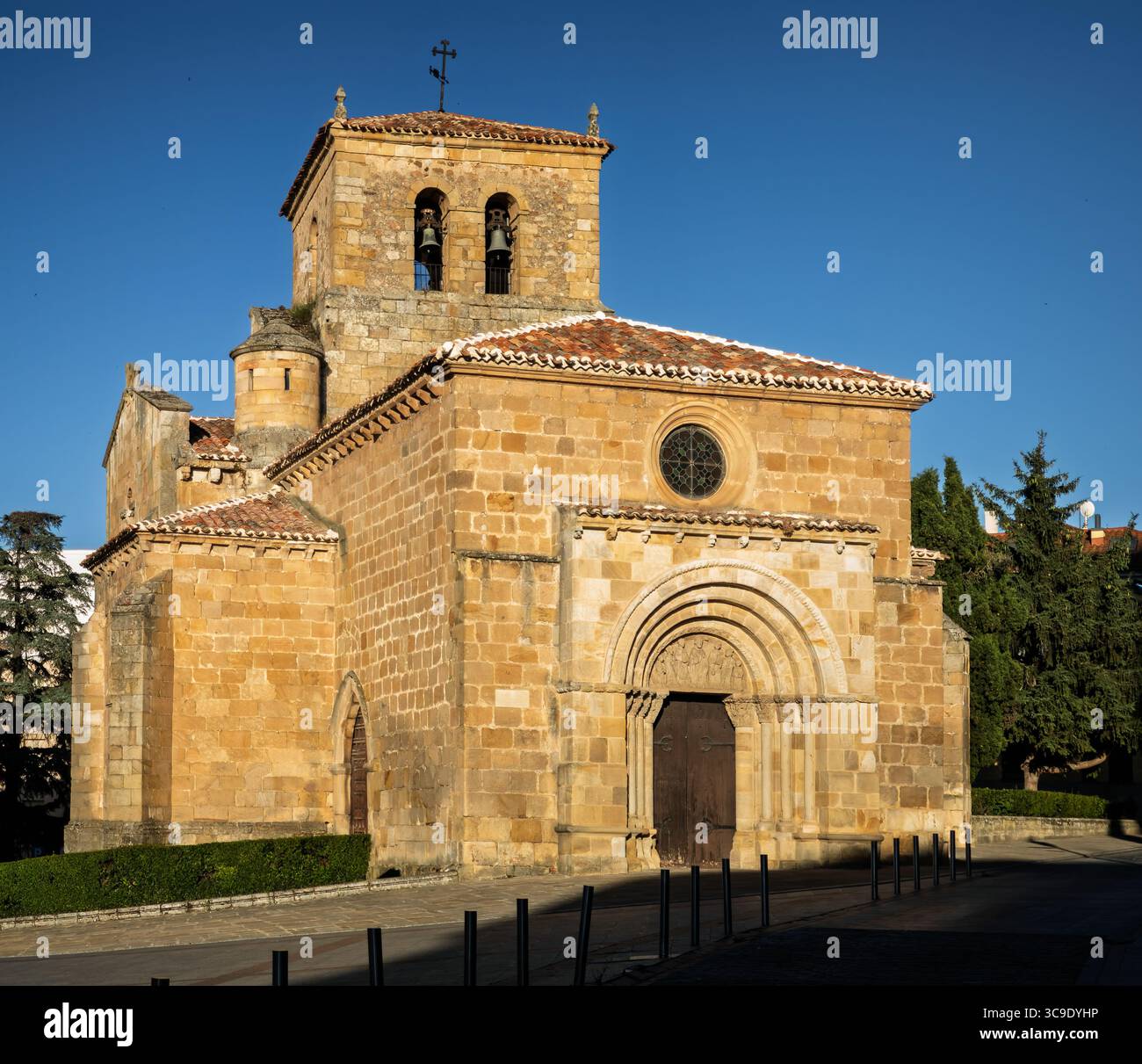 La chiesa di San Juan de Rabanera a Soria presenta una splendida architettura romanica sotto un cielo azzurro, che ne mette in risalto la storia. Foto Stock