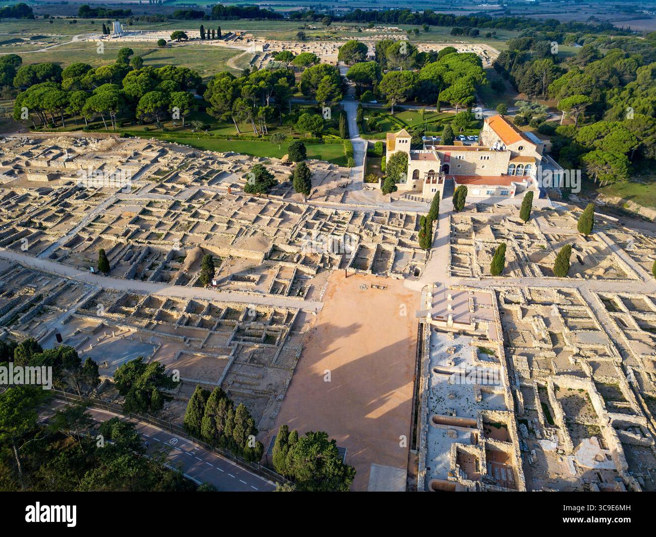25 ottobre 2021, Girona, Spagna: Antica città romana presso il sito archeologico di EmpÃºries. Provincia di Girona. Catalogna. Spagna...Ampurias, conosciuta anche come EmpÃºries, era una città sulla costa mediterranea della comarca catalana di Alt EmpordÃ in Catalogna, Spagna. Fu fondata nel 575 a.C. da coloni greci provenienti dalla Focea con il nome di Emporion, fu poi occupata dai Romani, ma nell'alto Medioevo, quando la sua posizione costiera esposta la lasciò aperta ai predoni, la città fu abbandonata. Le rovine si trovano a metà strada tra la città di l'Escala in Costa Brava e il piccolo villaggio di Sant MartÃ­. Ampurias Foto Stock