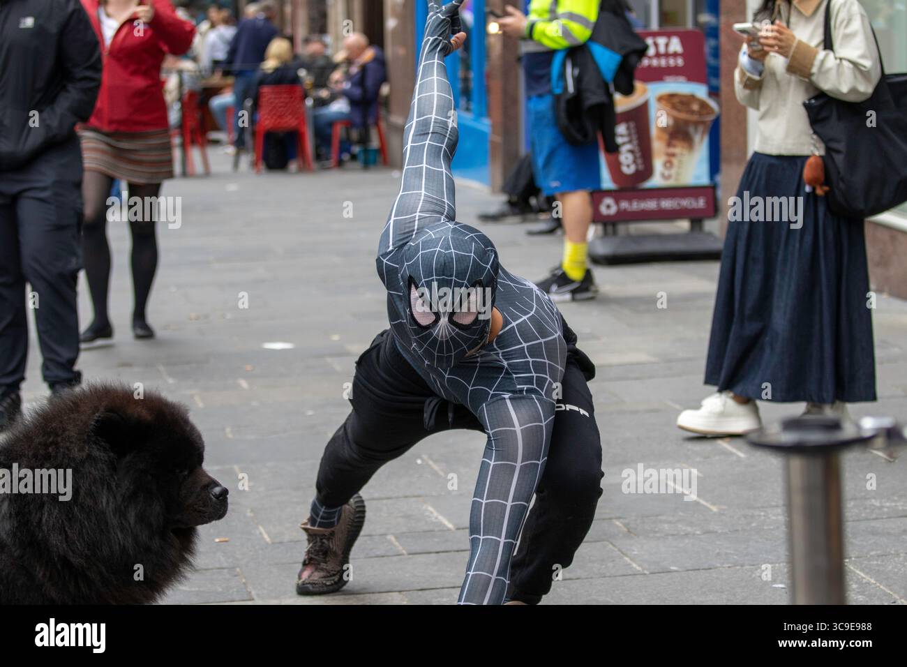 Glasgow, Scozia. 5 agosto 2025. Le riprese si svolgono nel centro di Glasgow per il prossimo film Spider-Man 4, con scene girate sul posto a causa delle somiglianze architettoniche della città con New York. La produzione ha attirato grandi folle, con i fan che sperano di vedere la star Tom Holland durante le riprese. Crediti: Jacob Hughes/Alamy Live News Foto Stock
