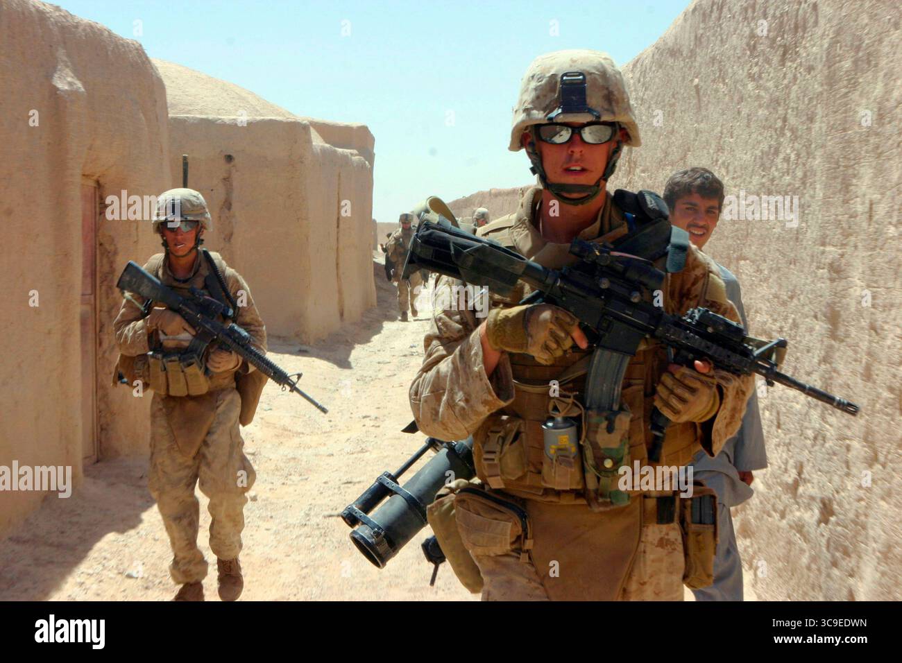 DISTRETTO DI BALA BALUK, PROVINCIA DI FARAH, AFGHANISTAN - 25 luglio 2008 - corpo dei Marines degli Stati Uniti Lance Cpl. Jesse Lopez (a sinistra) e Lance Cpl. Brian Perez (a destra) con Foto Stock