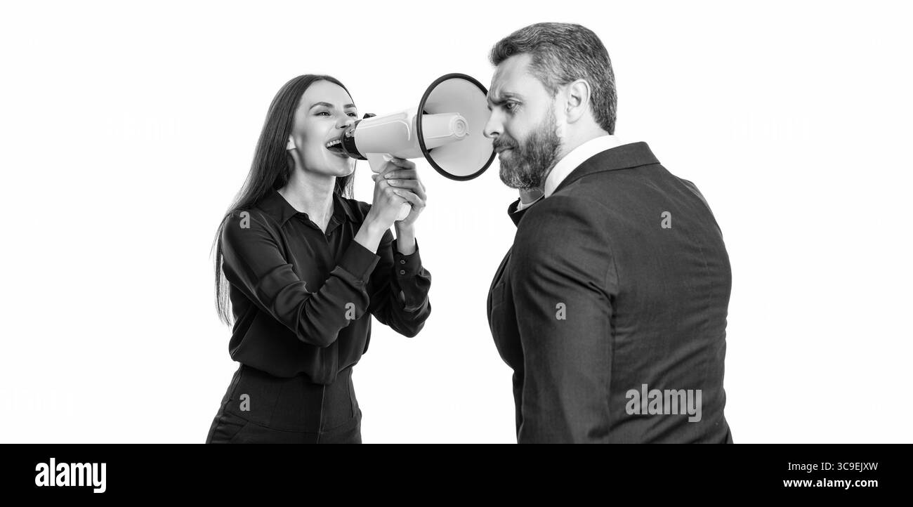 uomo d'affari in tuta e impiegato in altoparlante isolato su bianco. l'uomo d'affari è in conflitto con il partner per quanto riguarda la promozione. uomo d'affari che risolve Foto Stock