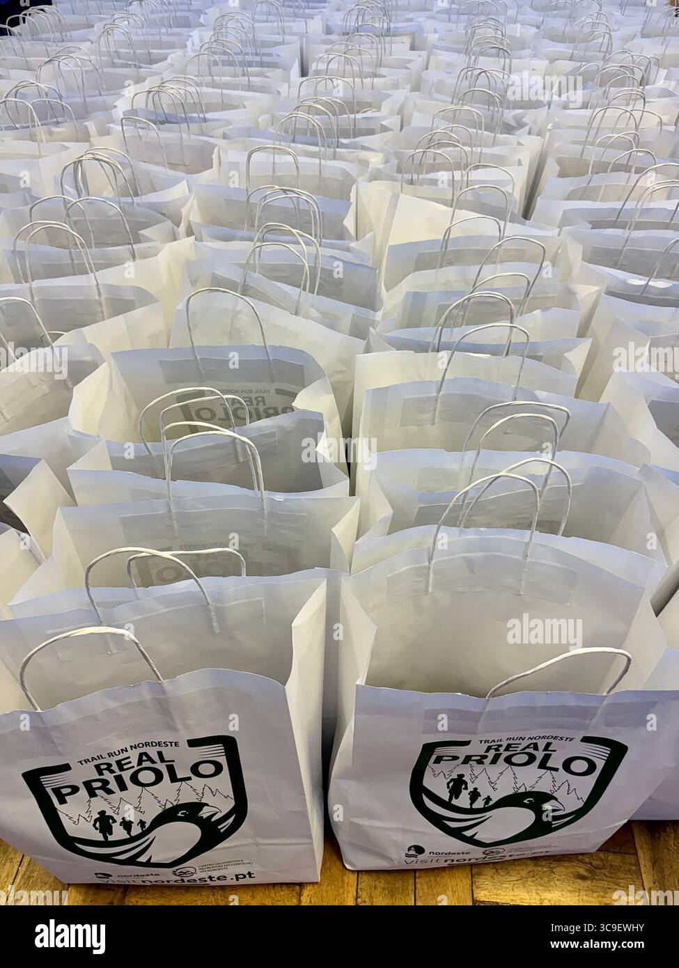 File di sacchetti regalo e swag preparati per i partecipanti alla gara di corsa Trail Real Priolo nelle Azzorre, Portogallo. Foto Stock