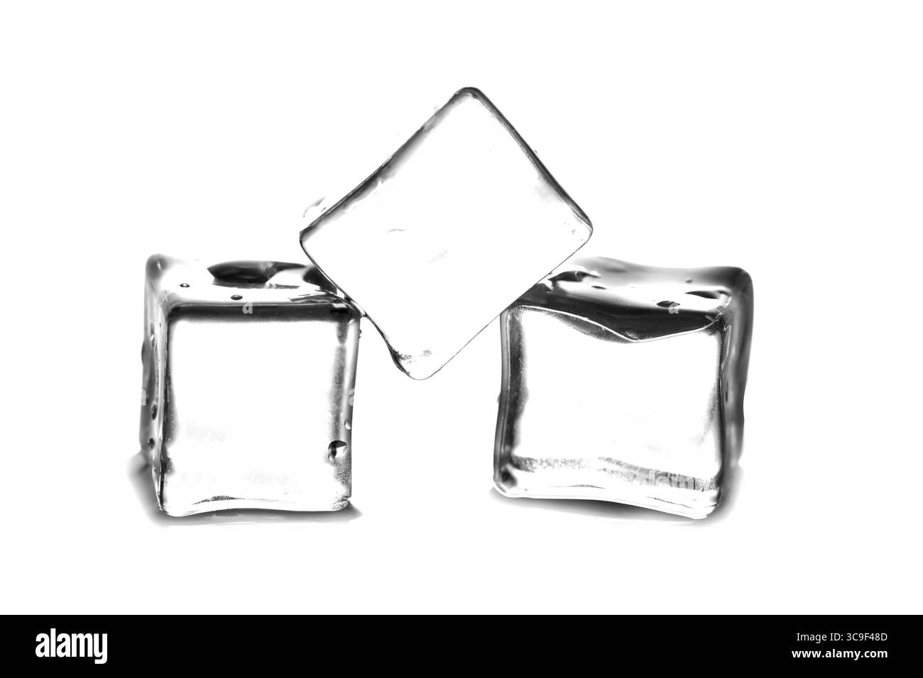 I cubetti di ghiaccio si avvicinano con riflessi e gocce d'acqua isolate su sfondo bianco. Foto Stock