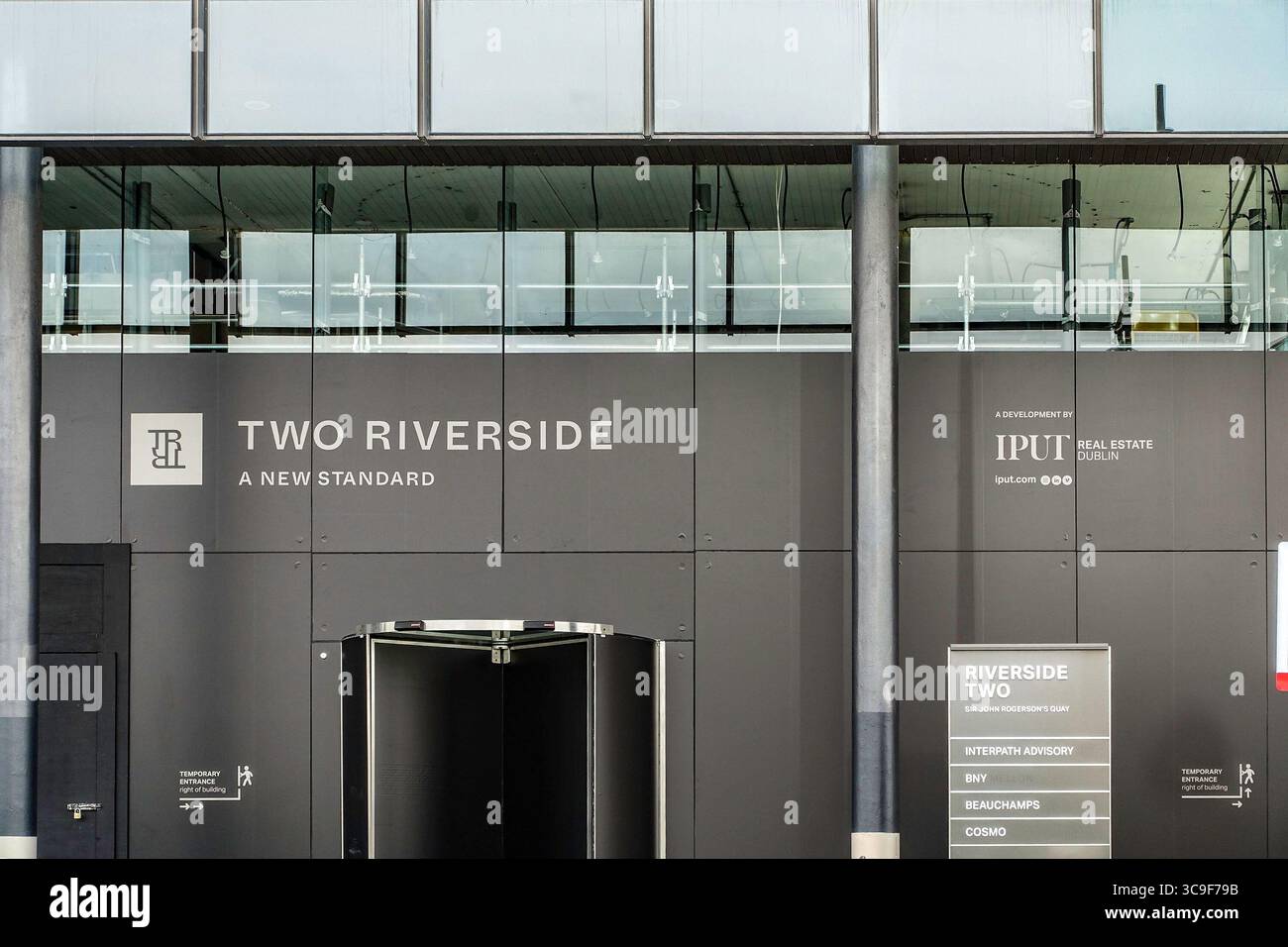 Two Riverside, uno sviluppo di uffici premium di IPUT Real Estate sul Quay di Sir John Rogerson, Dublino. Gli inquilini aziendali includono BNY Mellon e Beaucham Foto Stock