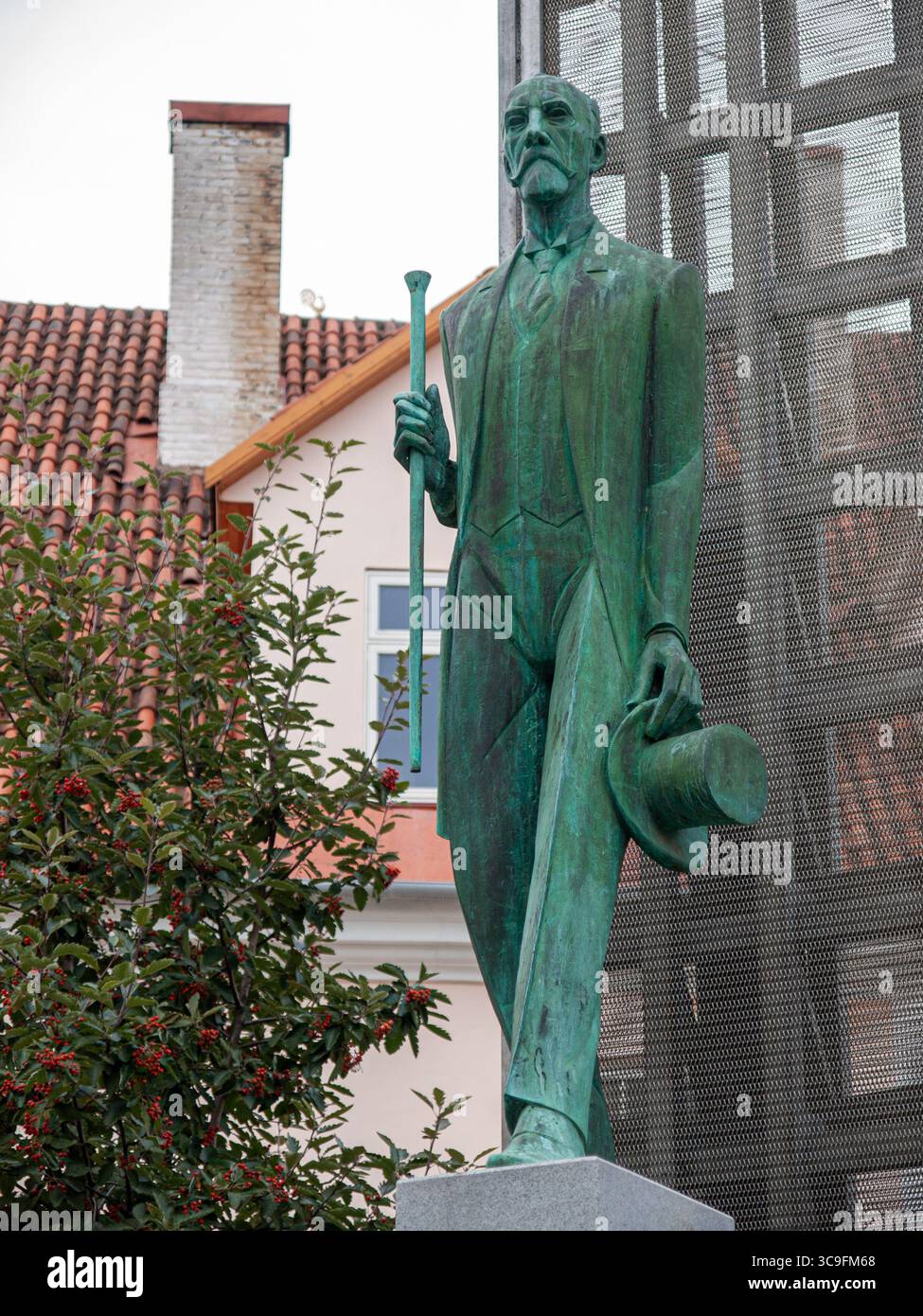 Tartu, Estonia - Monumento di Jaan Tõnisson, statista e pubblicista estone Foto Stock
