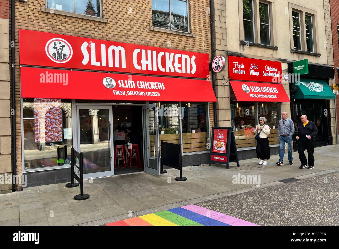 Slim Chickens on Wind Street, Swansea, Wales, Regno Unito. 5 agosto 2025. - Immagine stock catturata con smartphone