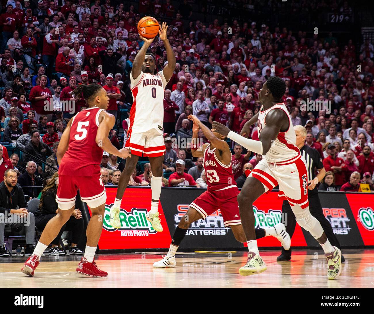 10 dicembre 2022 Las Vegas, NV, U.S.A. la guardia dell'Arizona Courtney Ramey (0) spara alla palla durante la partita di pallacanestro maschile NCAA tra Arizona Wildcats e gli Indiana Hoosiers. L'Arizona ha battuto l'Indiana 89-75 all'MGM Grand Garden Arena di Las Vegas, Nevada. Thurman James / CSM (immagine di credito: © Thurman James/CSM via ZUMA Press Wire) Foto Stock