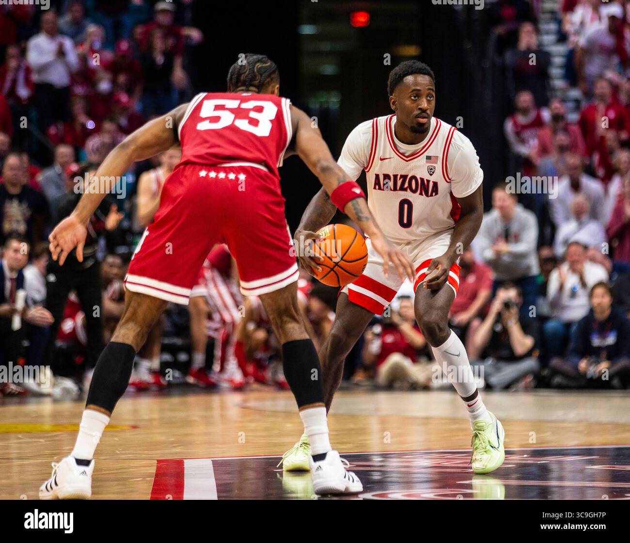 10 dicembre 2022 Las Vegas, NV, U.S.A., la guardia dell'Arizona Courtney Ramey (0) imposta la partita.durante la NCAA la partita di pallacanestro maschile Clash tra Arizona Wildcats e gli Indiana Hoosiers. L'Arizona ha battuto l'Indiana 89-75 all'MGM Grand Garden Arena di Las Vegas, Nevada. Thurman James / CSM (immagine di credito: © Thurman James/CSM via ZUMA Press Wire) Foto Stock