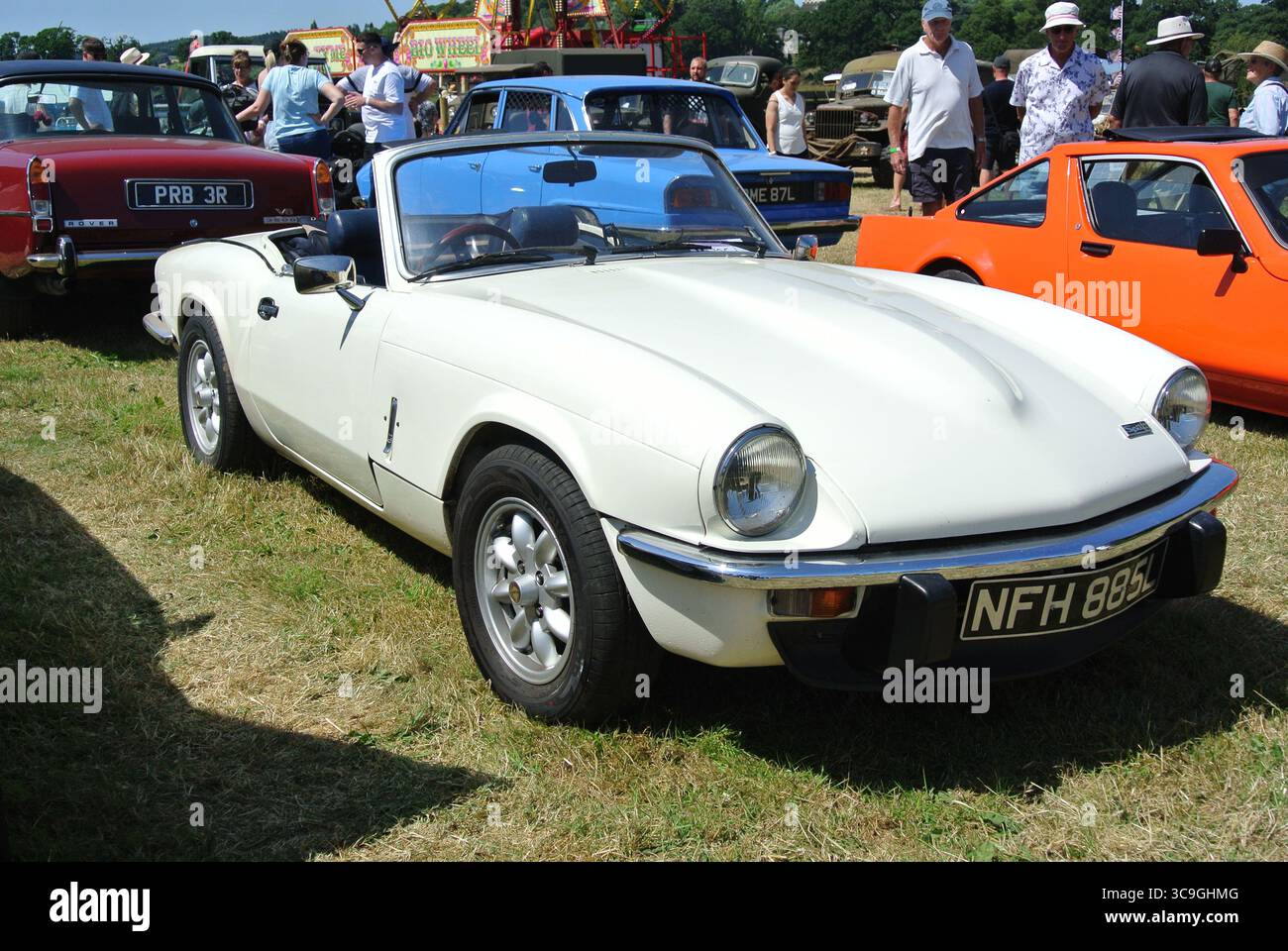 Un'auto sportiva Triumph GT6 Convertible del 1973 parcheggiata in mostra al 50th Historic Vehicle Gathering, Powderham, Devon, Inghilterra, Regno Unito. Foto Stock