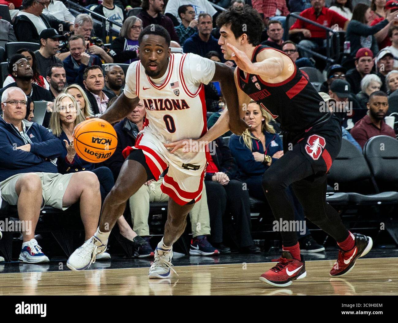 9 marzo 2023 la guardia degli Arizona Wildcats Courtney Ramey (0) di Las Vegas, NV, U.S.A. va al basket durante i quarti di finale del torneo di pallacanestro maschile NCAA PAC 12 tra Arizona Wildcats e gli Stanford Cardinals. Arizona ha battuto Stanford 95-84 alla T Mobile Arena di Las Vegas, Nevada. Thurman James / CSM (immagine di credito: © Thurman James/CSM via ZUMA Press Wire) Foto Stock